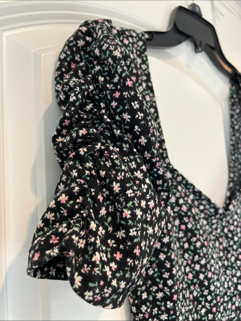 Like new H&M Black Floral V-Neck Mini Dress with Puff Sleeves - Picture 4 of 9